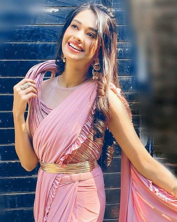 Shayari Comment on Girl Pic in Hindi